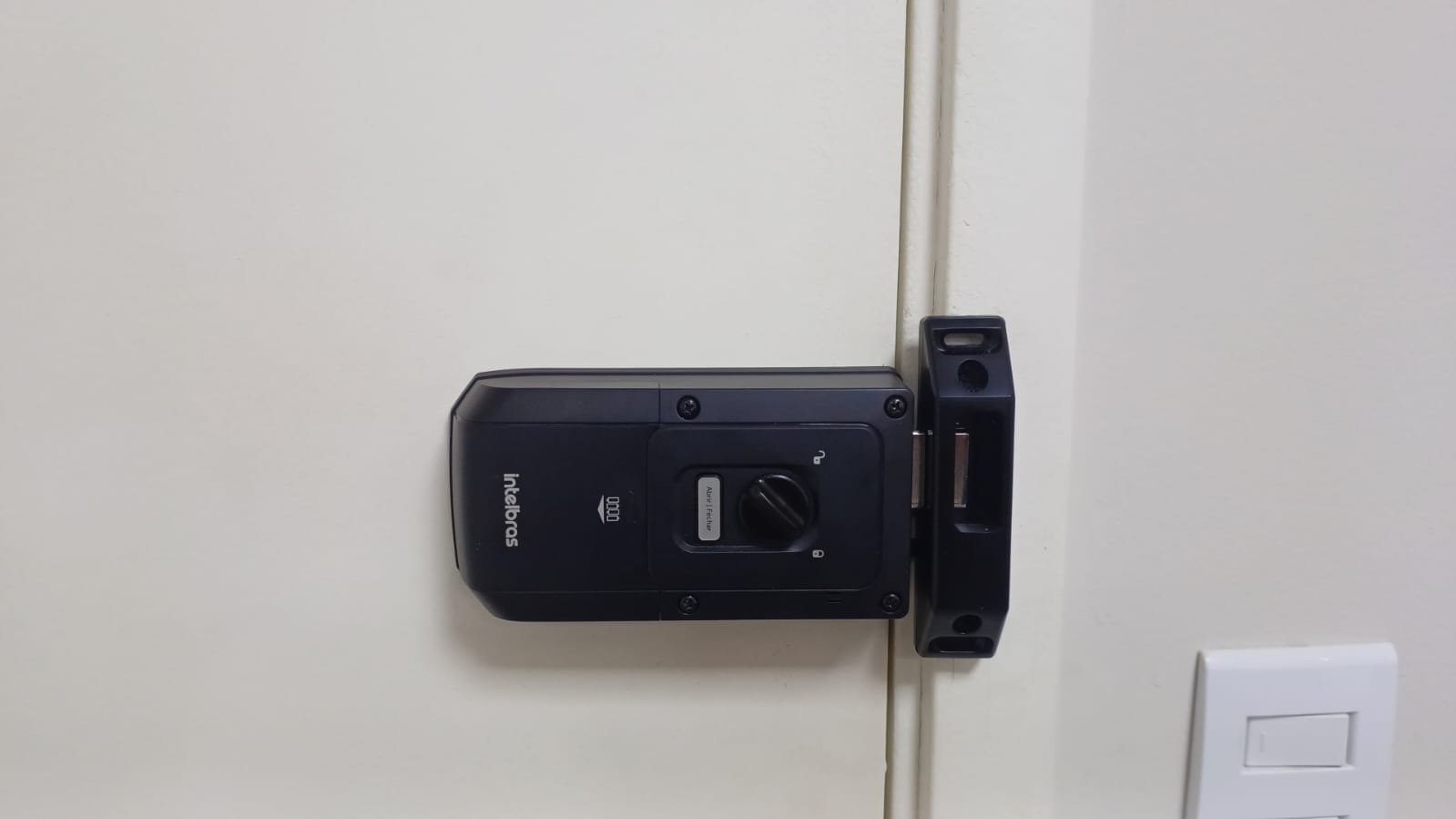 Fechadura Eletrônica Intelbras Instalada